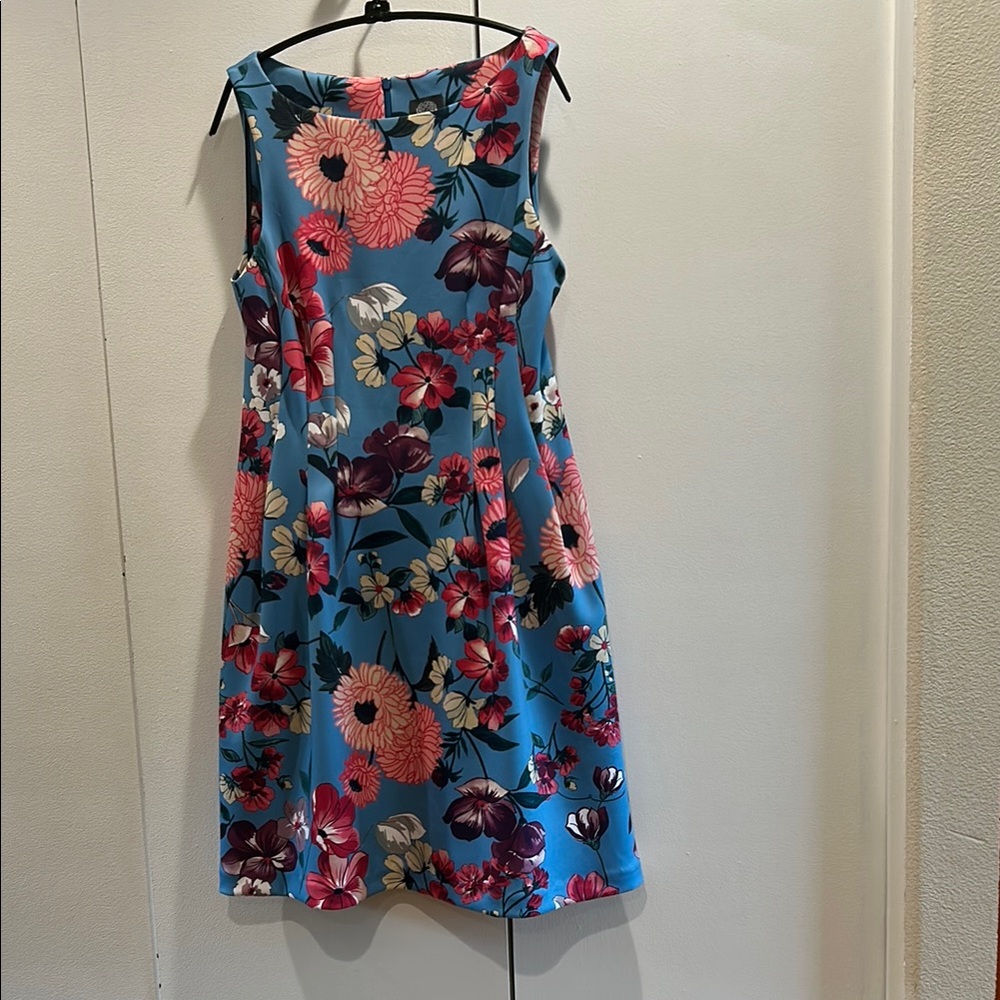 Vince Camuto vibrant floral, blue sleeveless dress, size 12 with pockets